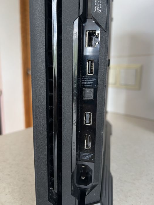 Ps 4 pro 1tb + 2 геймпади