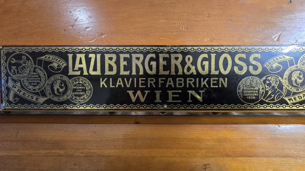 Antyczne pianino firmy LAUBERGER & GLOSS