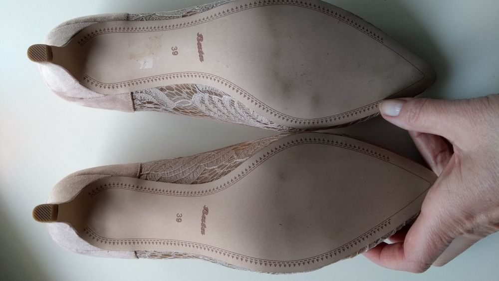 Koronkowe szpileczki Bata beżowe rozm.39