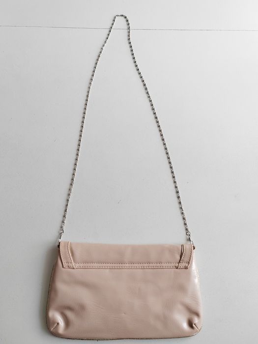 Torebka na łańcuszku nude pudrowy róż lakierowana