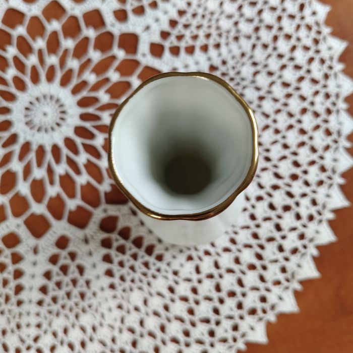 Biały porcelanowy wazonik