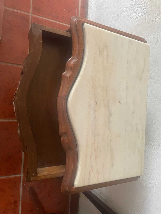 Pequena mesa de suporte de madeira e mármore