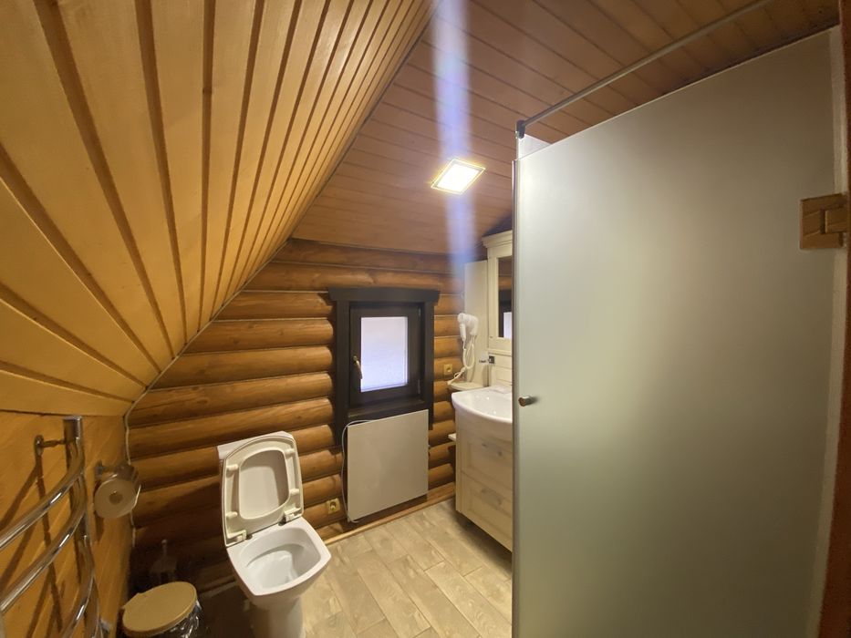 Здається дервяний будинок з банею все є