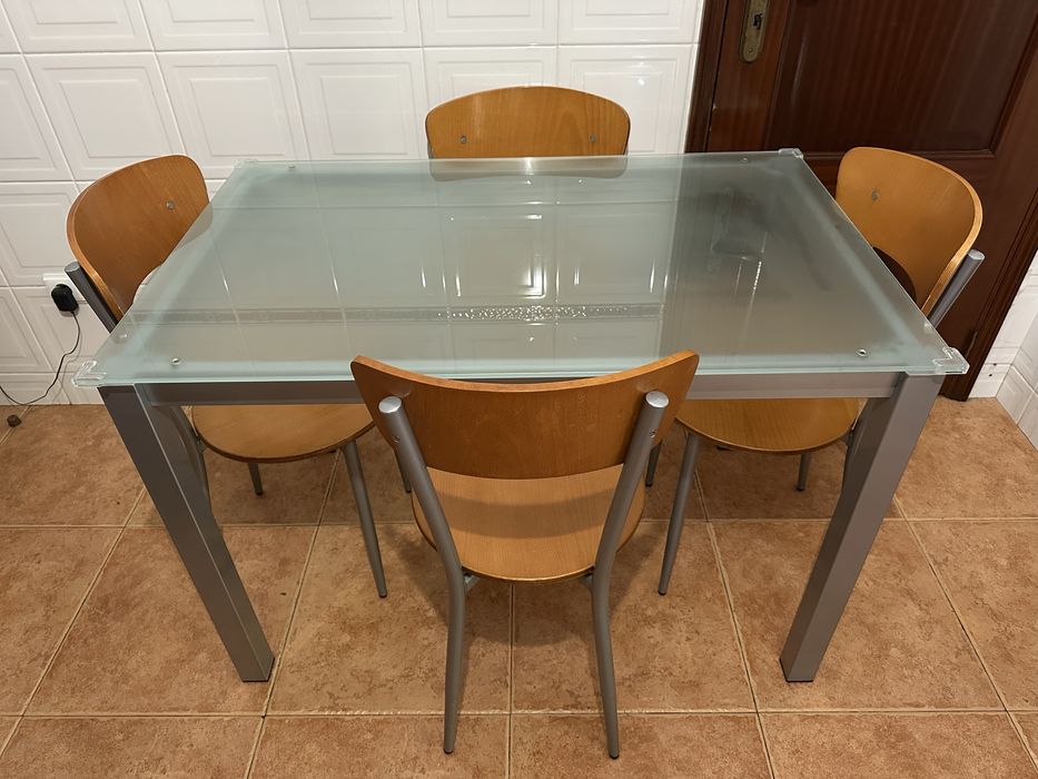 Mesa de Vidro e Base em Inox com Cadeiras
