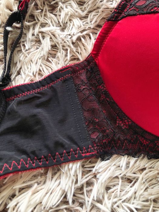 Шикарный бюстгальтер в черно-красном цвете от Ann Summers