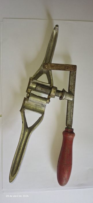 Maquina de engarrafar muito  antiga.