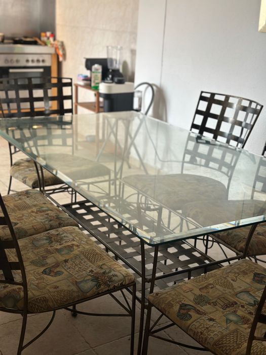 Mesa de vidro + 6 cadeiras bordadas
