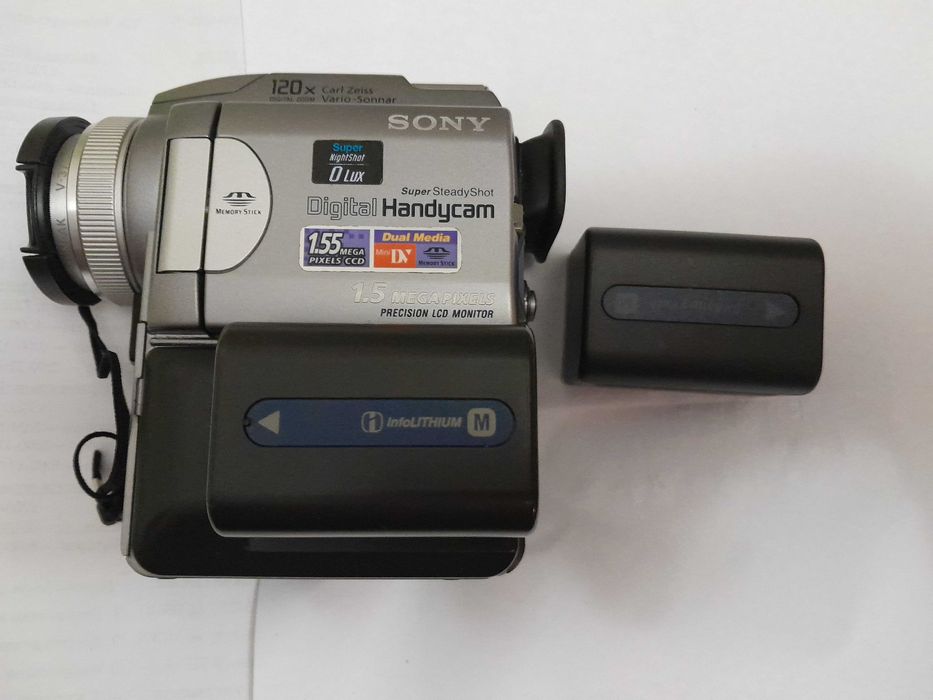 Отличная Японская видеокамера Sony.