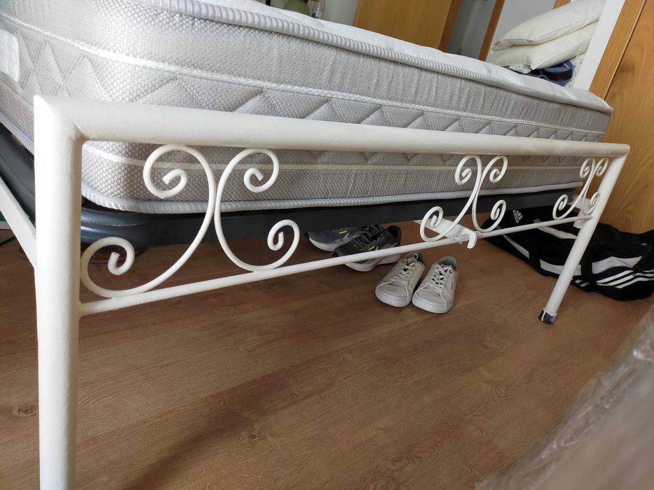 Cama de casal de ferro, colchão e estrado metálico