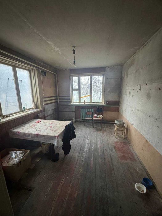 Будинок під реконструкцію з бетонним перекриттям. Хооша локація