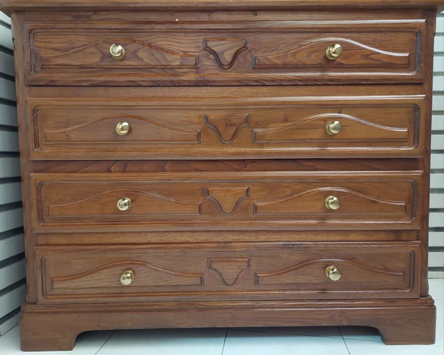 Cómoda usada 4 gavetas em bom estado