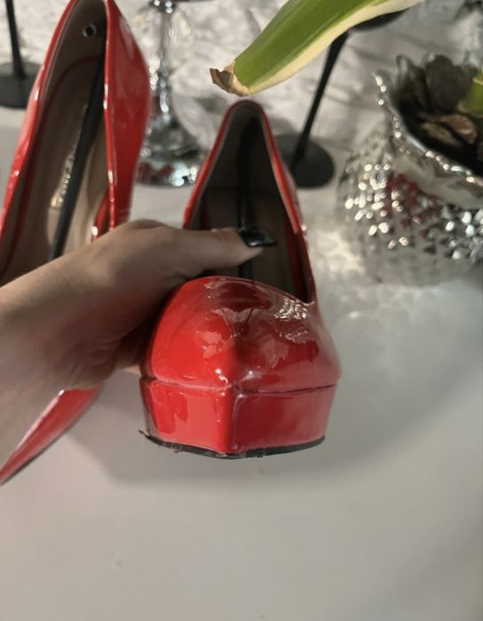 Szpilki czerwone lakierowane platforma 37