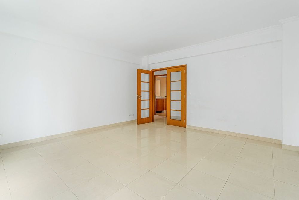 T2 garagem e arrecadação — Santa Clara, Lisboa