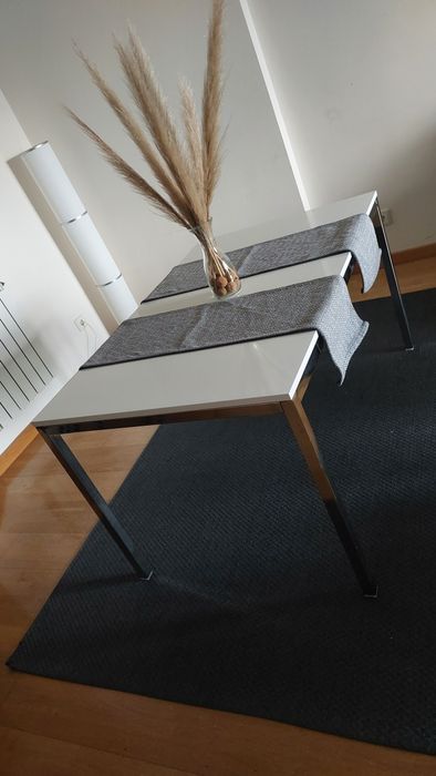 Mesa de jantar cor branca com alumínio.