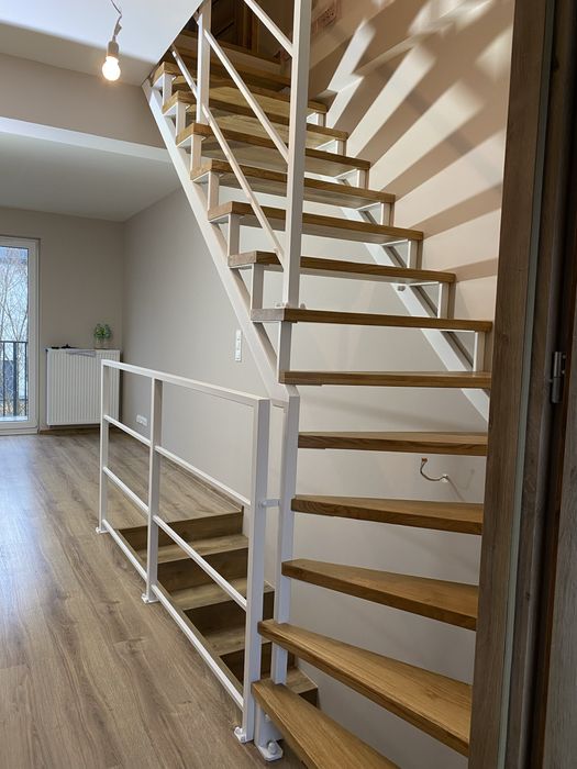 Schody metalowe stalowe nowoczesne loft na jednej belce samonośne