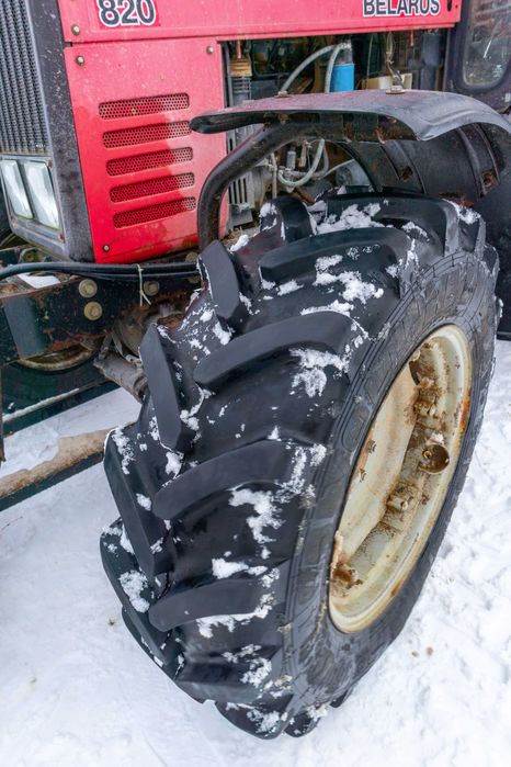 Ciągnik Belarus MTZ 820 + pług do śniegu 2010 r.