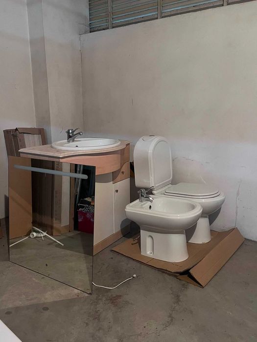 Mobiliário de WC – Vendo em conjunto ou em separado , composto por:  Móvel de WC Sanita Tanque/cisterna Tampa da sanita Bidé Espelho