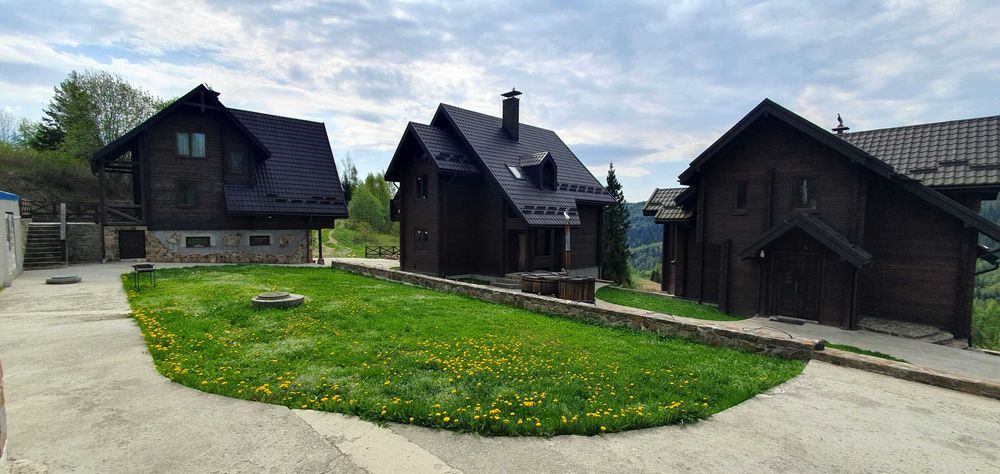 Відпочинковий комплекс у Карпатах  - п’ять котеджів + басейн серед гір