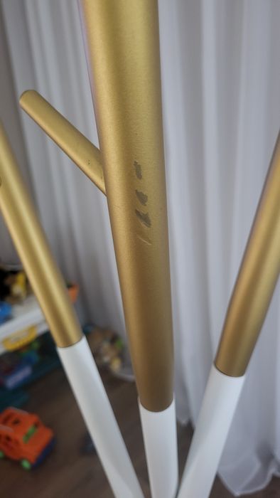 Вішалка золотого кольору