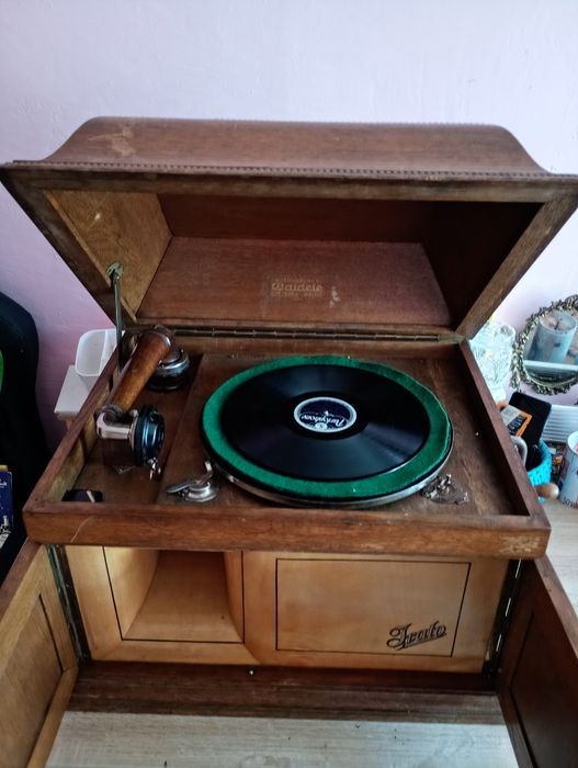 Stary gramofon na korbę