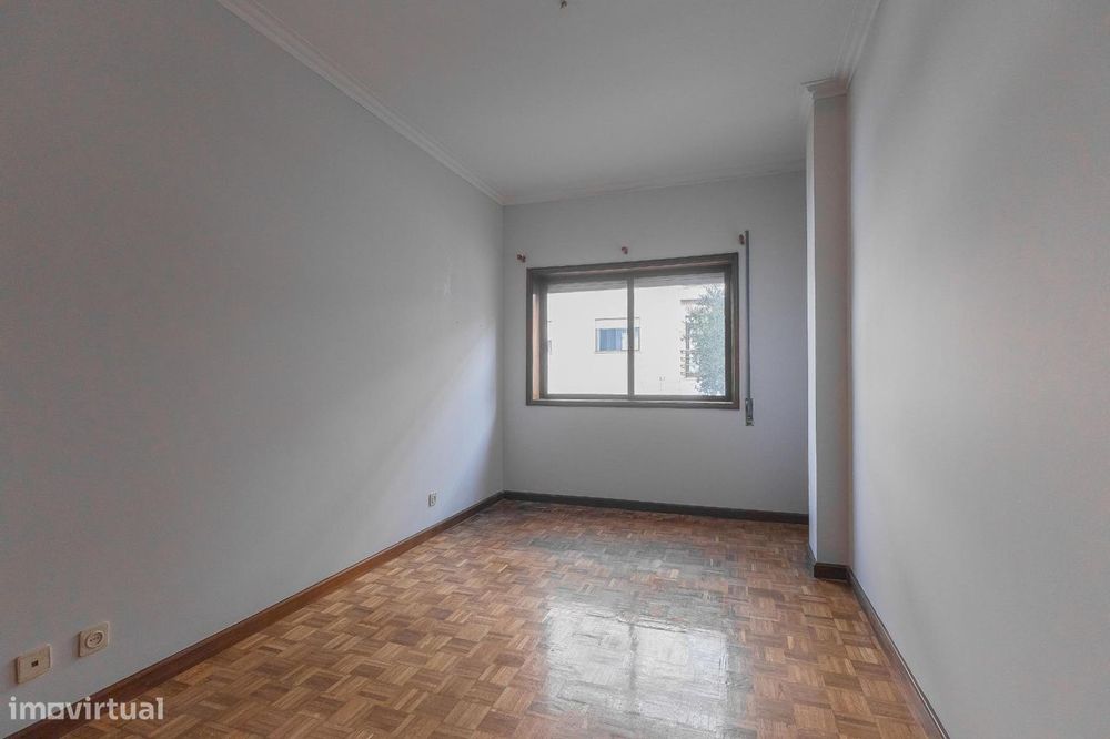 Apartamento T1 com Varanda em Canelas