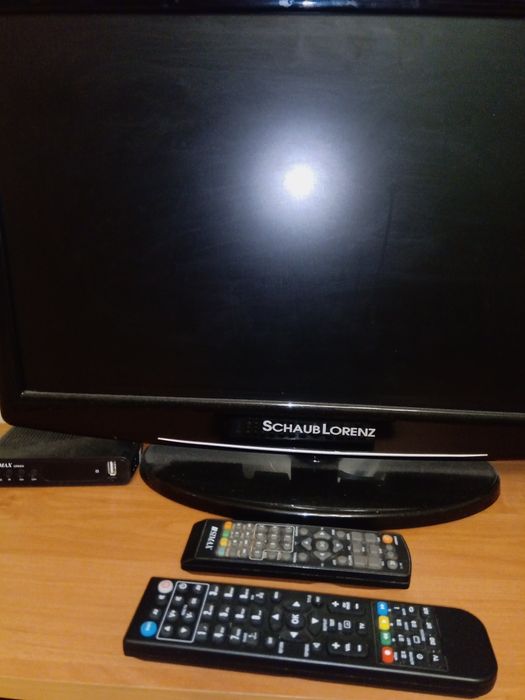 Телевізор 24 дюйми разом з приставкою Т 2  і пультами до них.