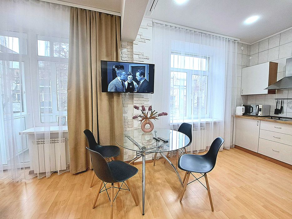 Центр! Смарагдова студія на Дарвіна , біля метро, ТРЦ Никольский