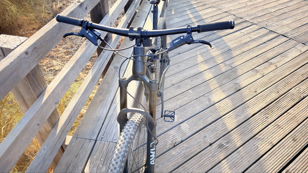 Bike enduro com quadro Ghost AMR  em Carbono, suspencao Fox 34, rodas Bontrager 29”  travoes Sram DB8