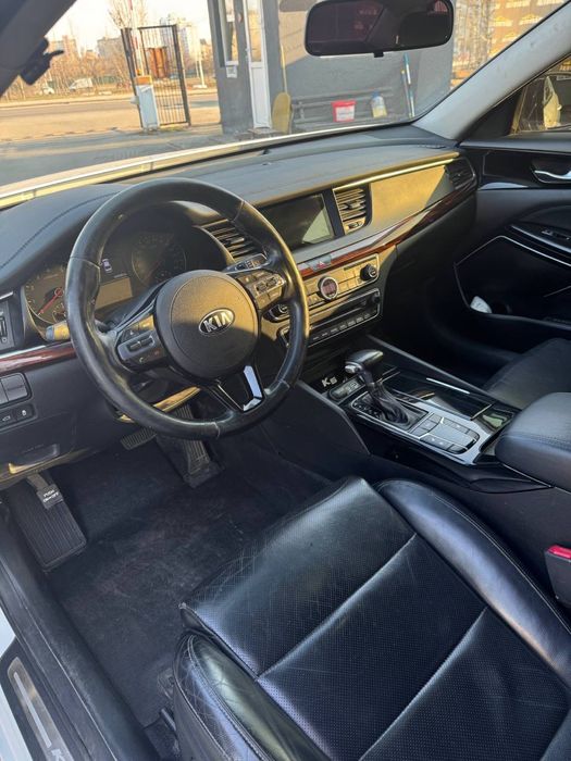 Kia K7.