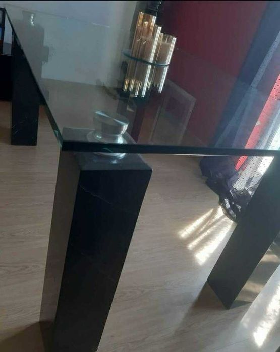 Mesa de jantar 1.60x 0.95 cm com pernas de mármore.