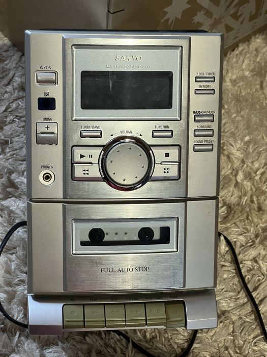 Продам міні музичний центр SANYO з колонками та пультом.