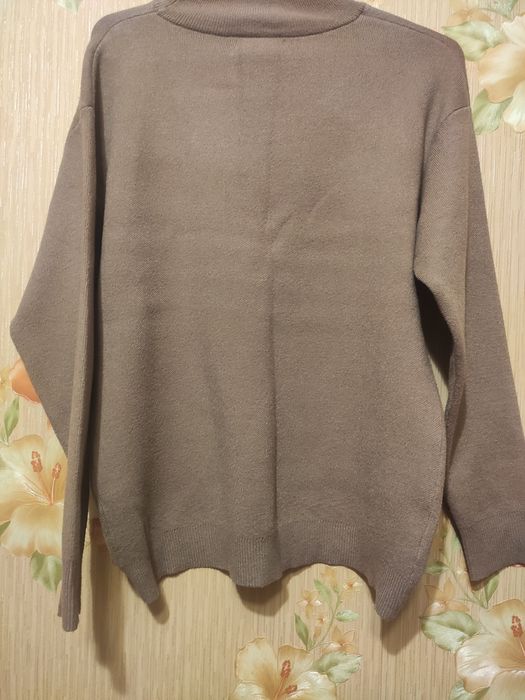 Свитер женский..