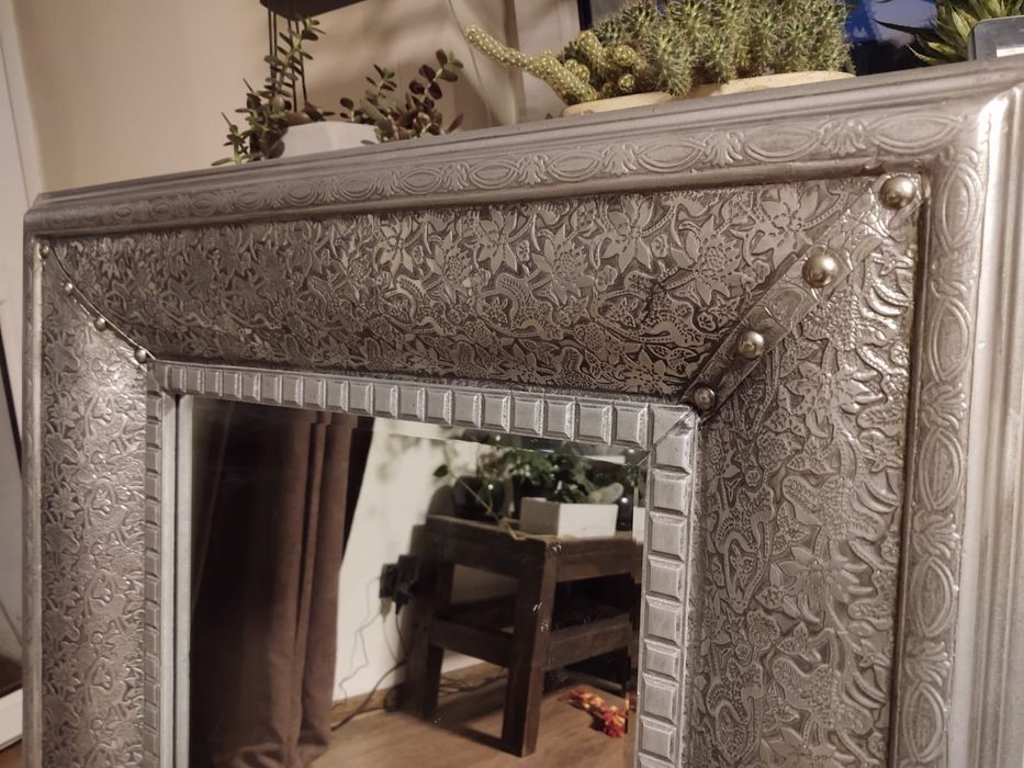 Lustro w drewnianej ramie