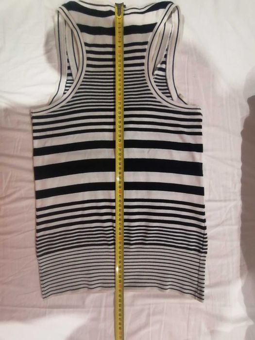 T shirt sem mangas às riscas.