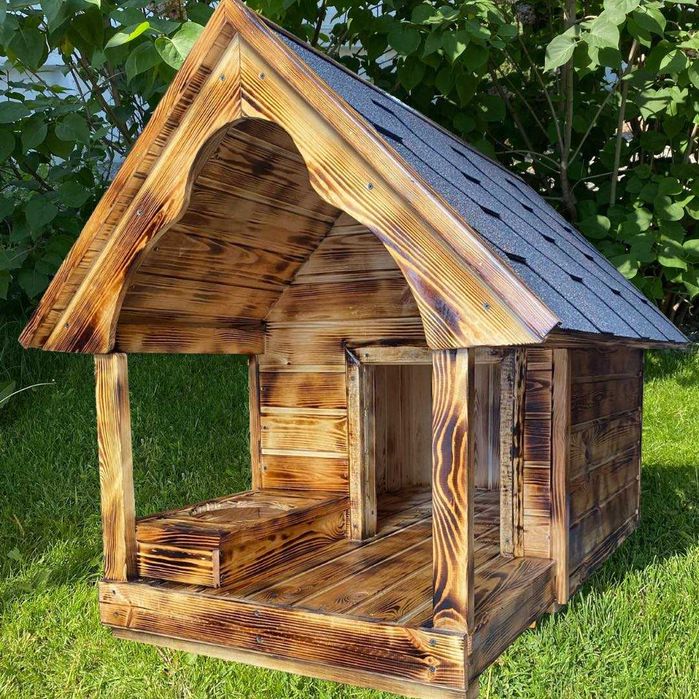 Дерев'яна будка для собак