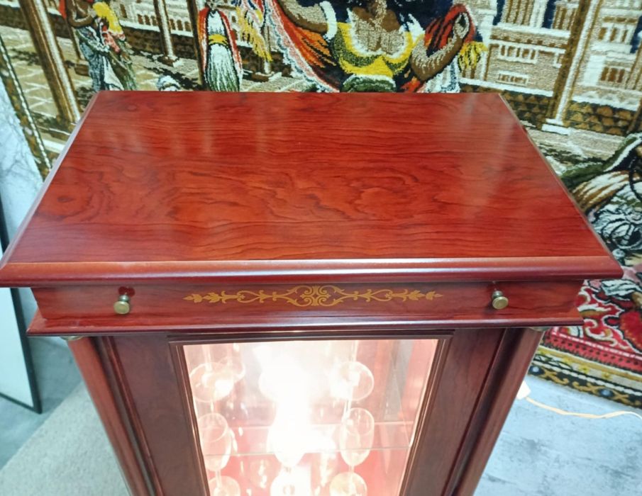 Móvel expositor espelhado/ Vitrine de época com duas prateleiras