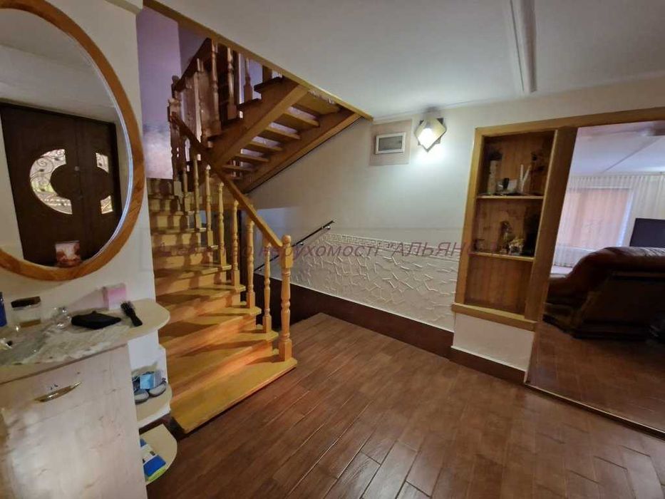 Будинок поряд з Ужгородом