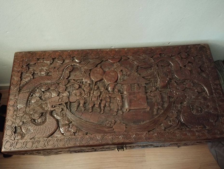 Arca em madeira com relevo