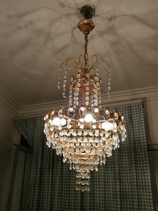 Candeeiro de teto. Lustre com cristais