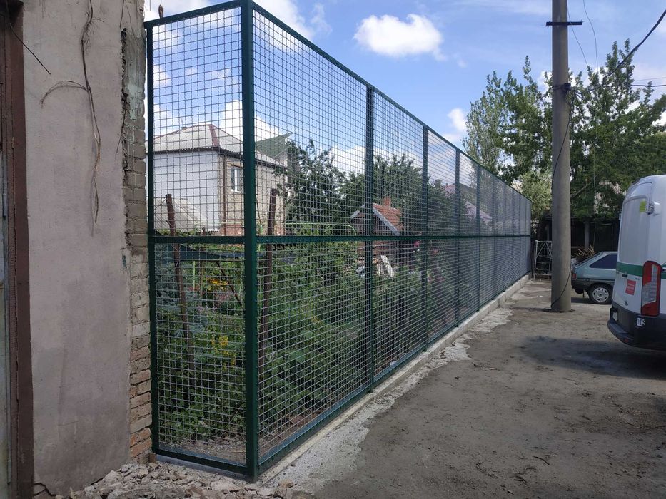 Установка забора из сетки рабицы. Установка забора со сварной сетки