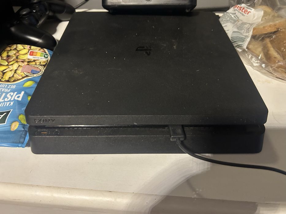 Konsola ps 4 z padem i przewodem hdmi