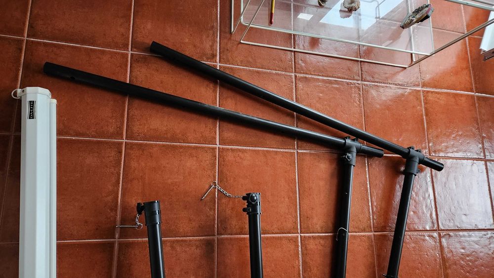 Tela e Suportes Tripé para Projeção de Cinema