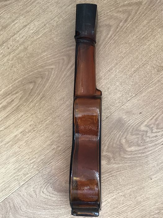 Garrafa de vidro em forma de viola