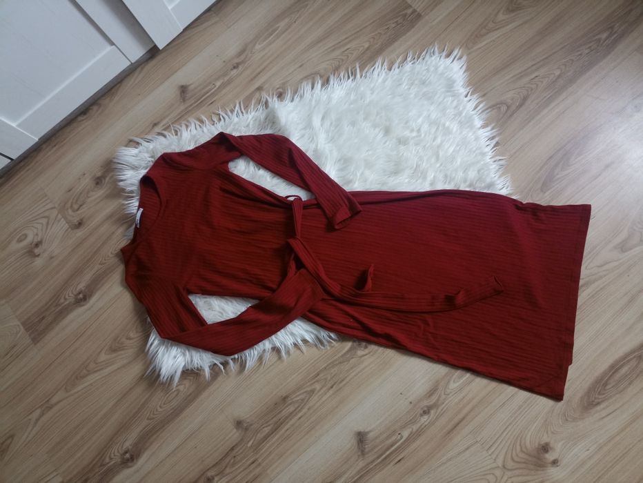 Sukienka Cropp S bordowa malinowa prążkowana midi wiązana