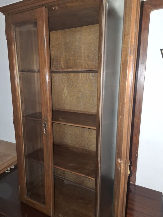 Cristaleira em  bom estado