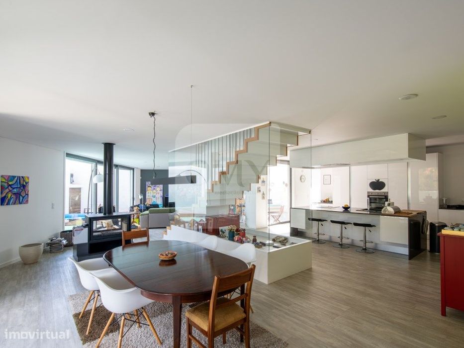 Modern Semi-New Detached House with 4 Suites, Terrace, Garden, and Swimming Pool