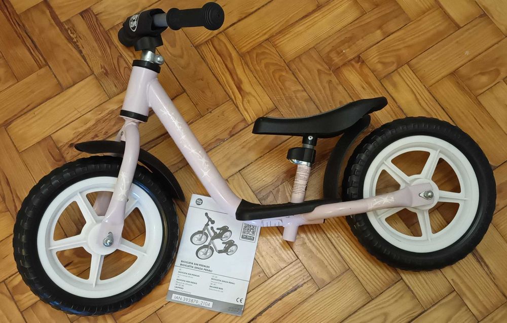 Bicicleta de equilíbrio rosa