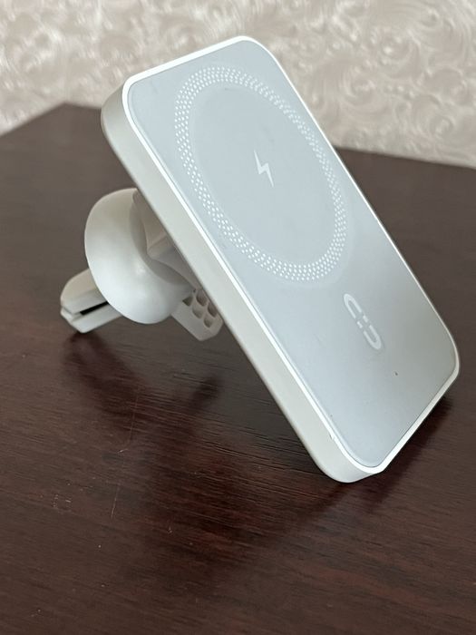 Зарядний пристрій в автомобіль