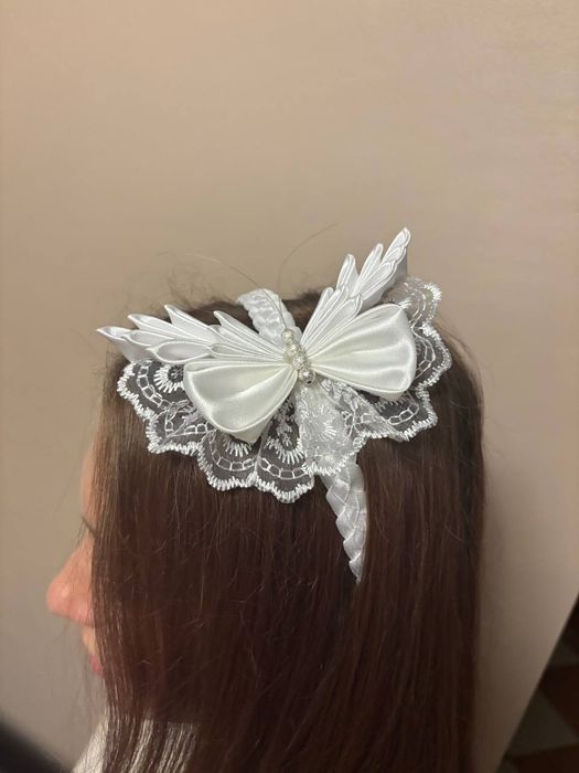 Rękodzieło w technice kanzashi – elegancka biała opaska do włosów