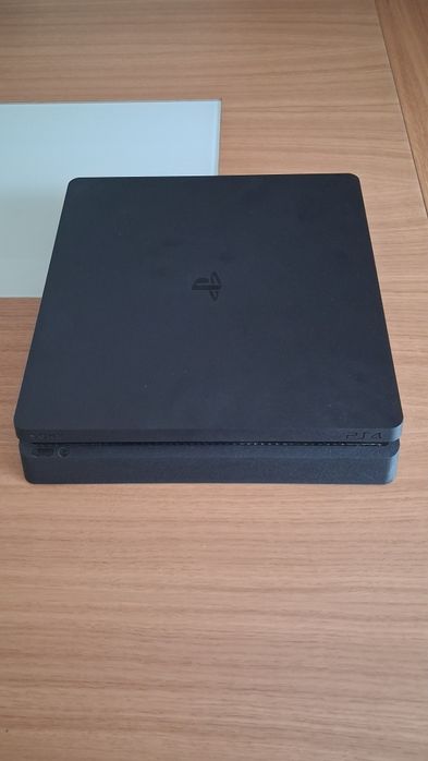 Vendo ps4 slim praticamente nova com jogos opcionais
